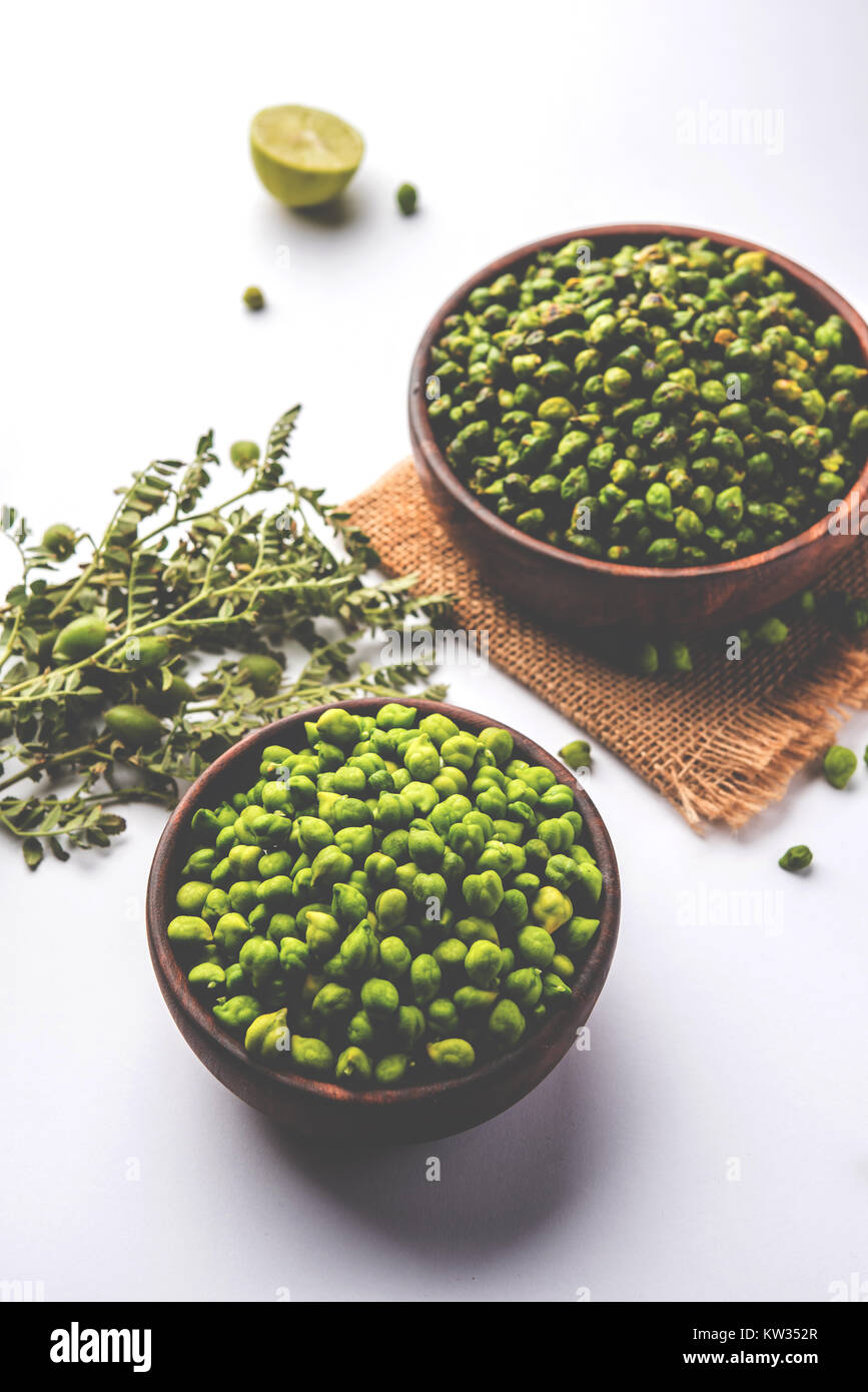 Verde fresco asado garbanzos o garbanzos o harbara en hindi también conocido como Cicer con una pizca de sal y chat masala y limón, tentempié popular desde la I Foto de stock