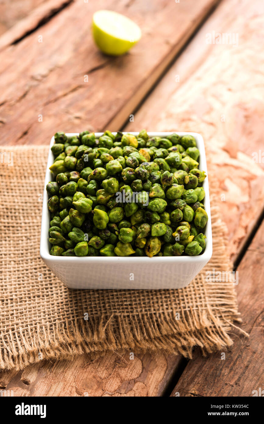Verde fresco asado garbanzos o garbanzos o harbara en hindi también conocido como Cicer con una pizca de sal y chat masala y limón, tentempié popular desde la I Foto de stock