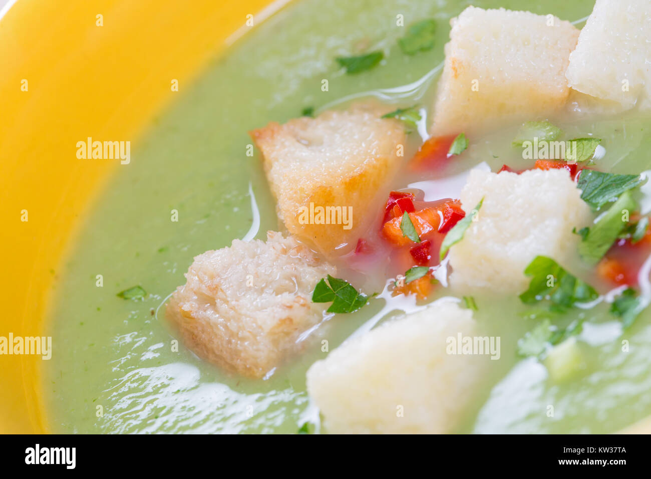 Cierre con arvejas sopa crema y migas de pan Fotografía de stock - Alamy