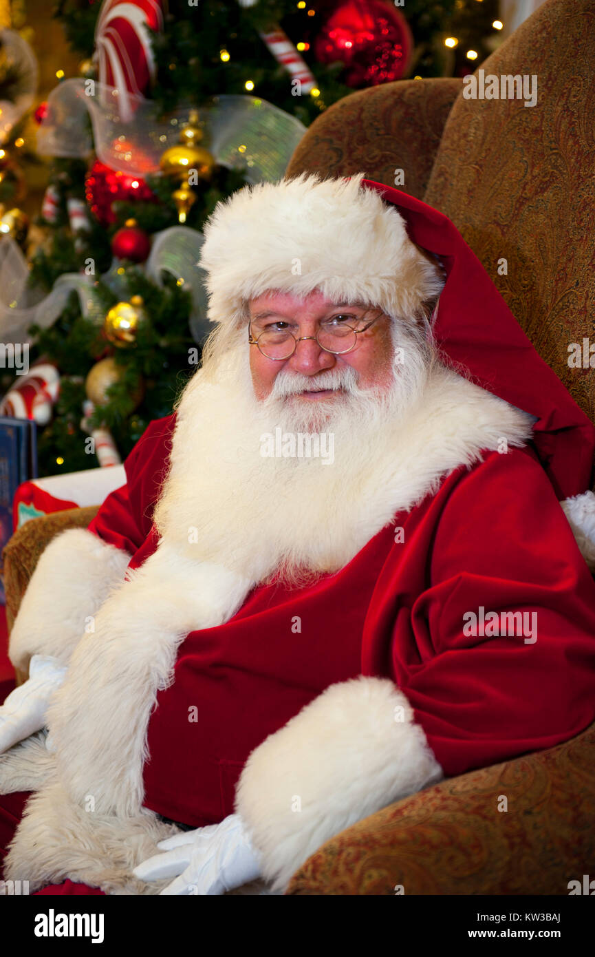 Ee.Uu. Virginia Williamsburg VA Santa Claus Papá Noel San Nicolás sentado en su silla Foto de stock
