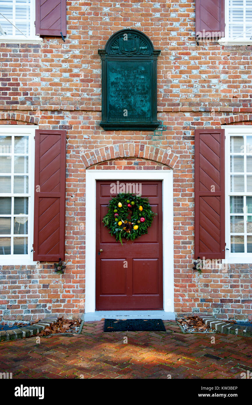 Ee.Uu. Virginia VA Yorktown Colonial una Navidad en la puerta de la Casa de Aduanas vacaciones de invierno Foto de stock