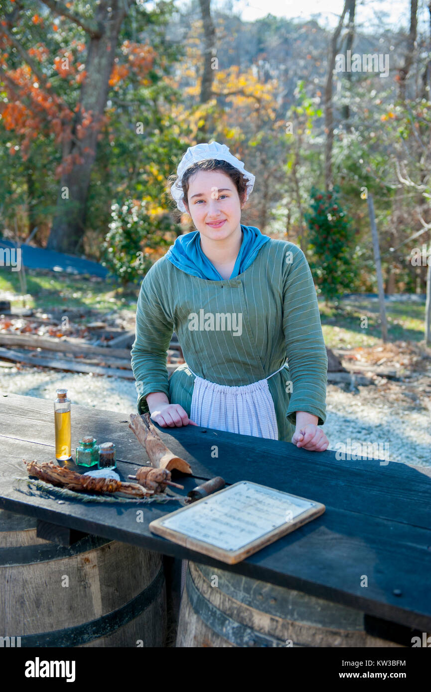 Ee.Uu. Virginia VA Yorktown Colonial el Museo de la Revolución Americana en Yorktown granja intérprete histórico mujer mostrando los remedios naturales medicinas Foto de stock