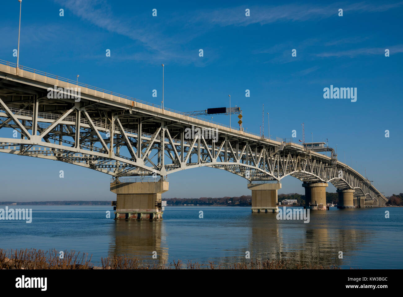 Vano puente batiente doble fotografías e imágenes de alta resolución