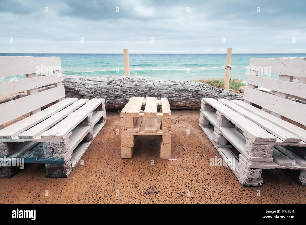 Muebles de madera estándar de palets de carga, barato junto al en la isla de Porto Santo, Madeira, Portugal Fotografía de stock - Alamy