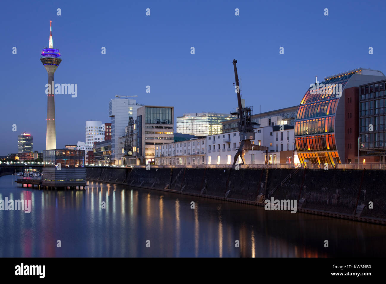 Los llamados "edienhafen', un antiguo puerto industrial en el río Rin en Düsseldorf, Alemania Foto de stock