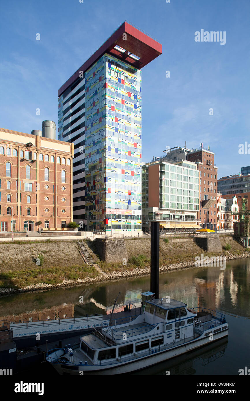 Edificios altos en el 'Medienhafen', un antiguo puerto industrial en el río Rin en Düsseldorf, Alemania Foto de stock