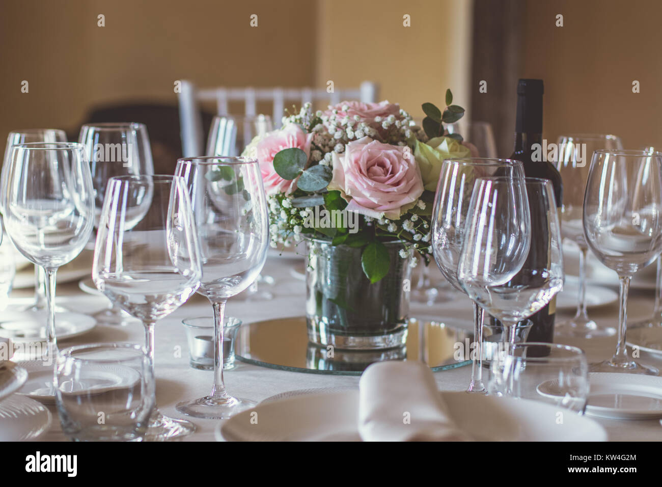 Hermosas flores sobre la mesa en el día de la boda Foto de stock