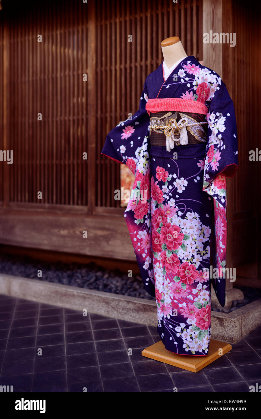 Hermoso kimono tradicional japonés en un maniquí fuera de una tienda de alquiler de kimono en Higashiyama, Kyoto, Japón Foto de stock