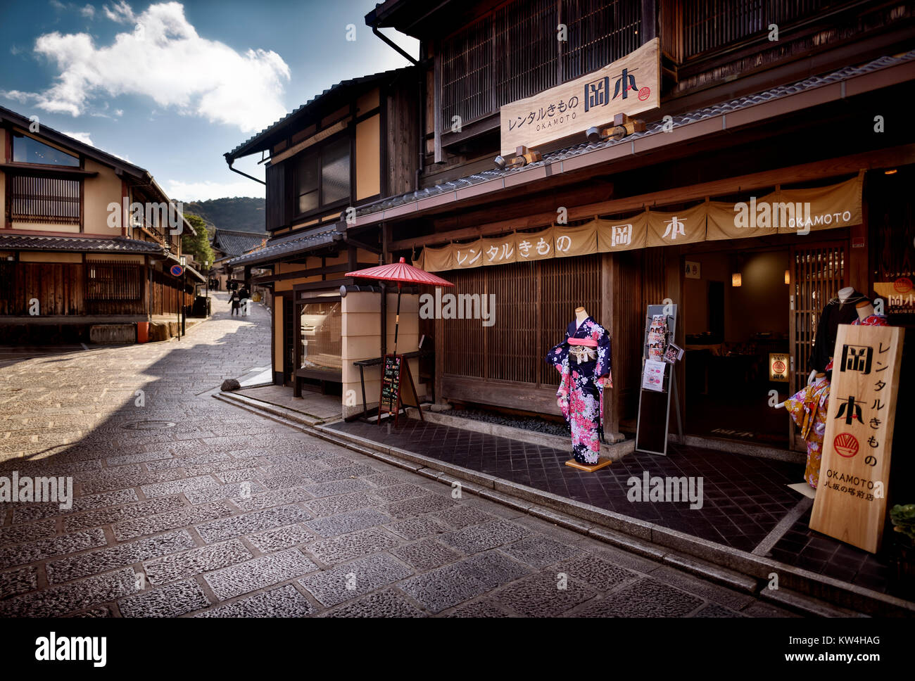 Alquiler de Okamoto kimono tienda cerca de Kiyomizu-dera en Higashiyama, Kyoto, Japón 2017 Foto de stock