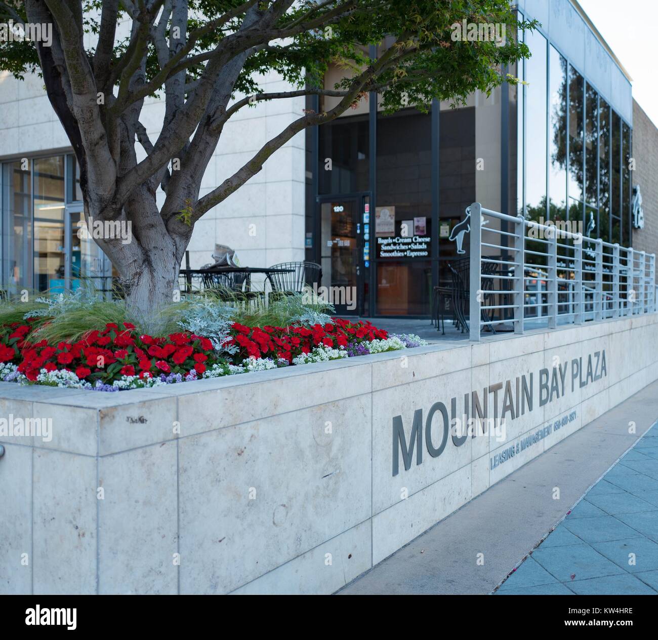 Mountain Bay Plaza en el 444 de la Calle Castro, hogar de incubadora de empresas 500 Startups, Redhat Inc, y varias otras empresas de tecnología, en Silicon Valley, la ciudad de Mountain View, California, 24 de agosto de 2016. Foto de stock