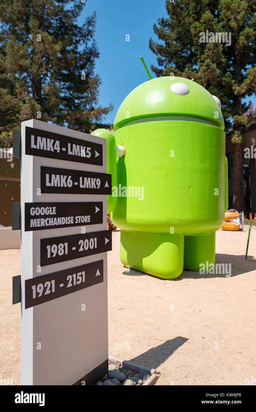 Un cartel para la tienda de productos de Google, con una escultura que representa el sistema operativo móvil Android, en el Googleplex, sede de la compañía del buscador Google en Silicon Valley, la ciudad de Mountain View, California, Mountain View, California, 24 de agosto de 2016. Foto de stock
