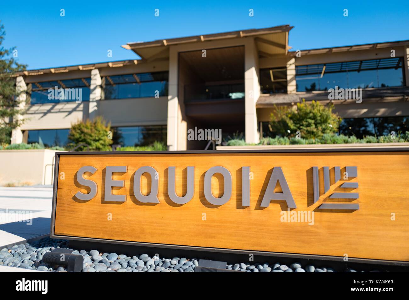 Los carteles con el logo de la sede de la empresa de inversión de capital riesgo Sequoia Capital, de Sand Hill Road en la ciudad de Silicon Valley en Menlo Park, California, 25 de agosto de 2016. Foto de stock