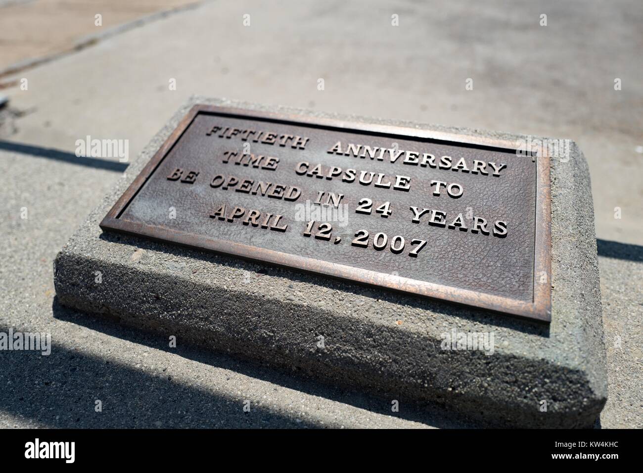Placa por una cápsula del tiempo que fue enterrada para conmemorar el 50º aniversario de Moffett Field, dentro de la zona segura del Centro de Investigación Ames de la NASA en el Silicon Valley Campus Ciudad de Palo Alto, California, 25 de agosto de 2016. La cápsula fue inaugurado en una ceremonia que tuvo lugar en 2007. Foto de stock
