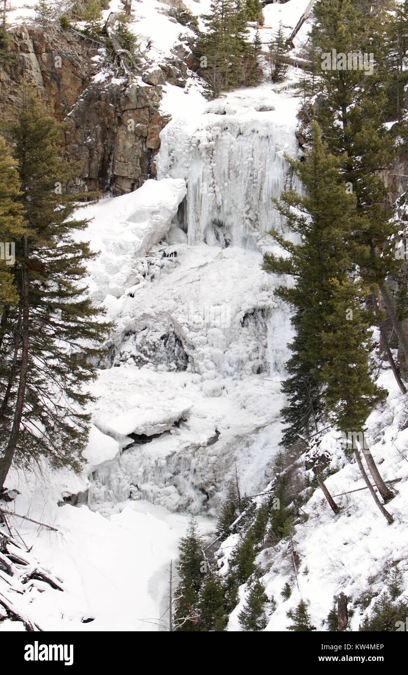 El congelado Undine cae durante el invierno, el Parque Nacional Yellowstone, Wyoming, Febrero, 2015. Imagen cortesía de Jim Peaco/Parque Nacional de Yellowstone. Foto de stock