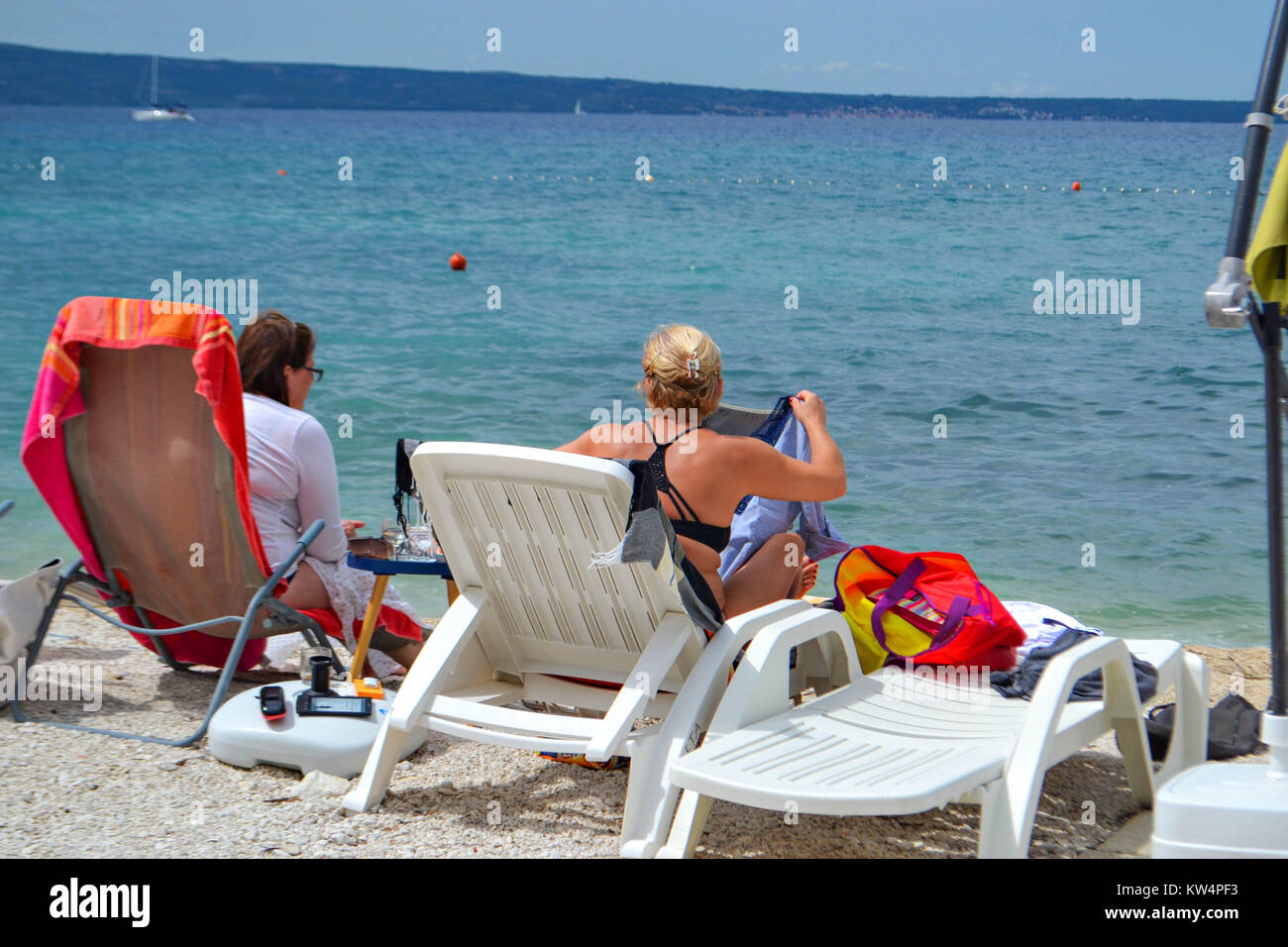 Imagen conceptual de vacaciones de verano/ disfrutando en la playa. Foto de stock