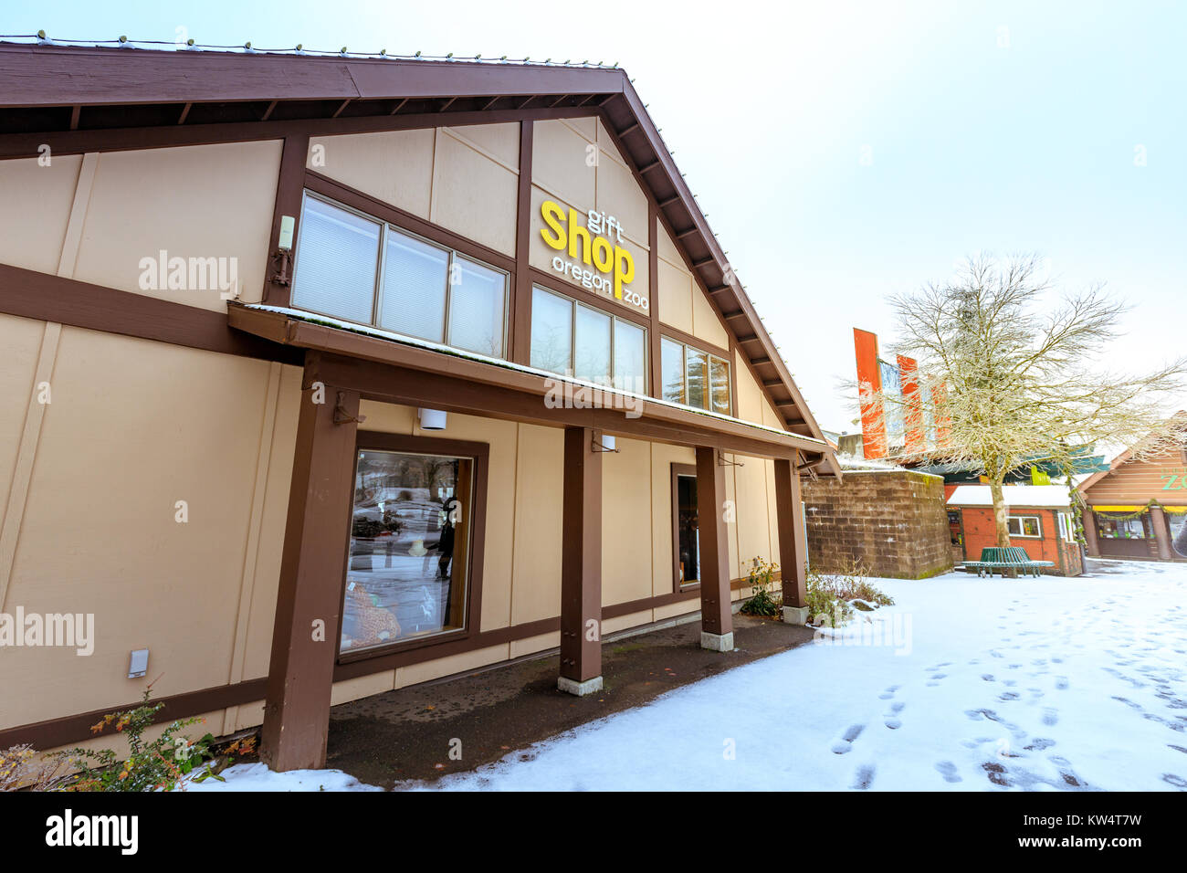Portland, Oregon, Estados Unidos - Dec 25, 2017 : La tienda de regalos de Oregon Zoo en Washington Park Station en temporada de invierno Foto de stock