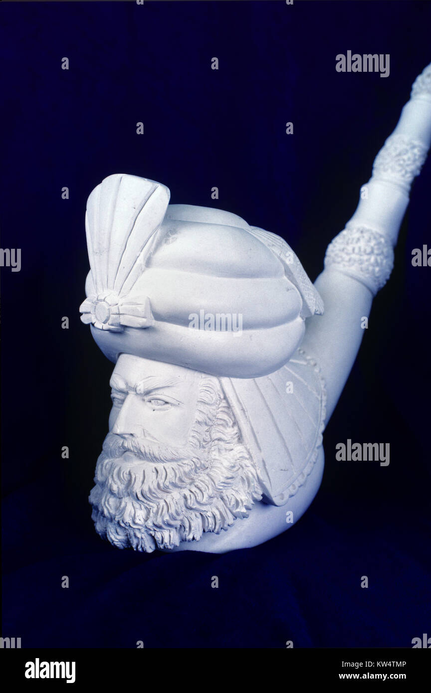Tubo de Meerschaum tallada y retrato de Turbaned Turk, barbudo hombre turco o Pasha, tallada de Soft Sepiolite Mineral en Eskisehir, Turquía Foto de stock