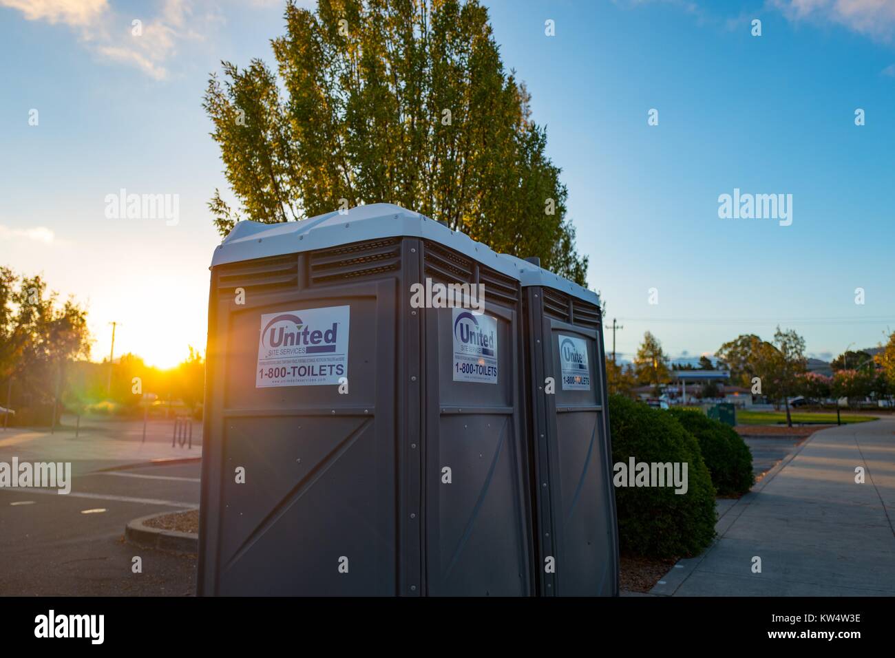 Los baños portátiles con el logotipo de la empresa de alquiler de equipos de Naciones Site Servicios al amanecer en un parque público en la zona de la Bahía de San Francisco, 12 de septiembre de 2016. Foto de stock