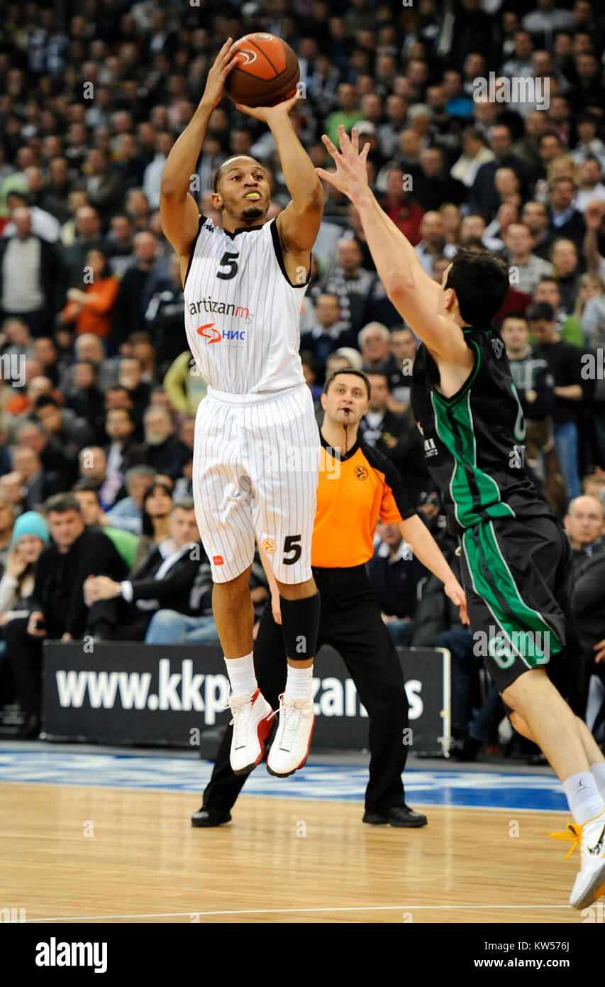 Belgrado, Serbia, 3 de febrero de 2011: Curtis Jerrells de Partizan  controla el balón durante el Euroligue top16 grupo G baloncesto coinciden  entre Partizan(Ser Fotografía de stock - Alamy