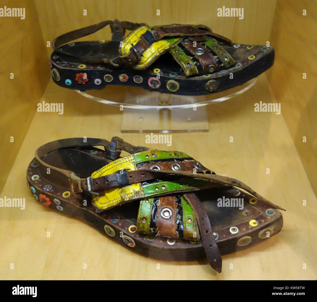Tinku boliviano sandalias, 1950 Museo de zapatos Bata DSC00241 Fotografía  de stock - Alamy