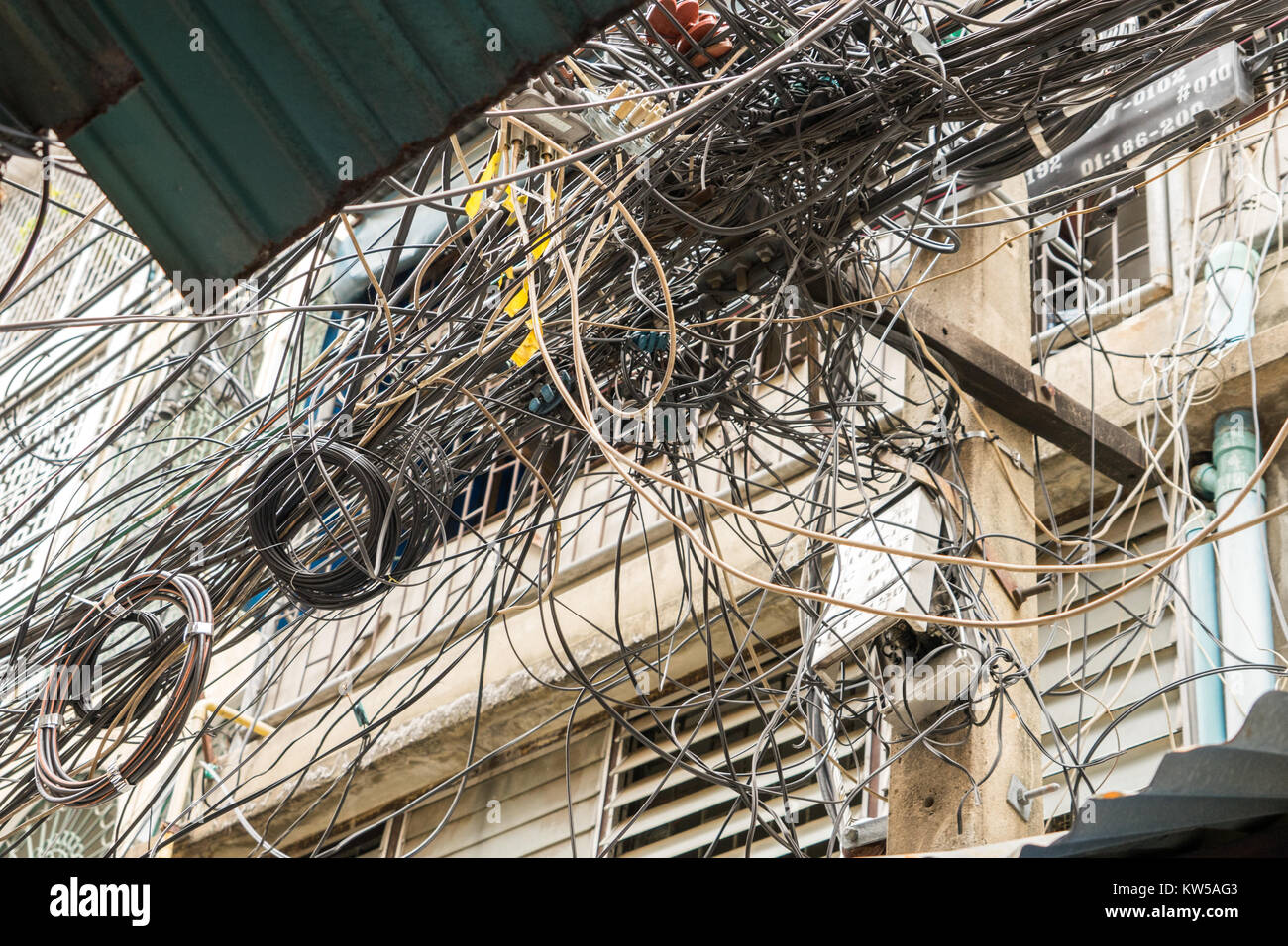 Laberinto de cables eléctricos en una típica calle de la ciudad de Bangkok, Tailandia 2017 Foto de stock