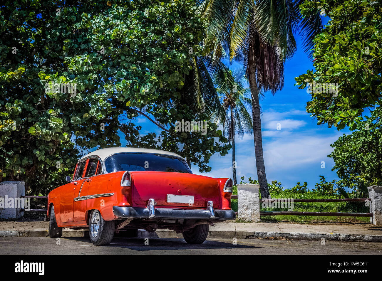Rot Amerikanischer weisser Chevrolet Oldtimer parkt am Strand en Varadero Cuba - Serie Cuba Reportaje Foto de stock