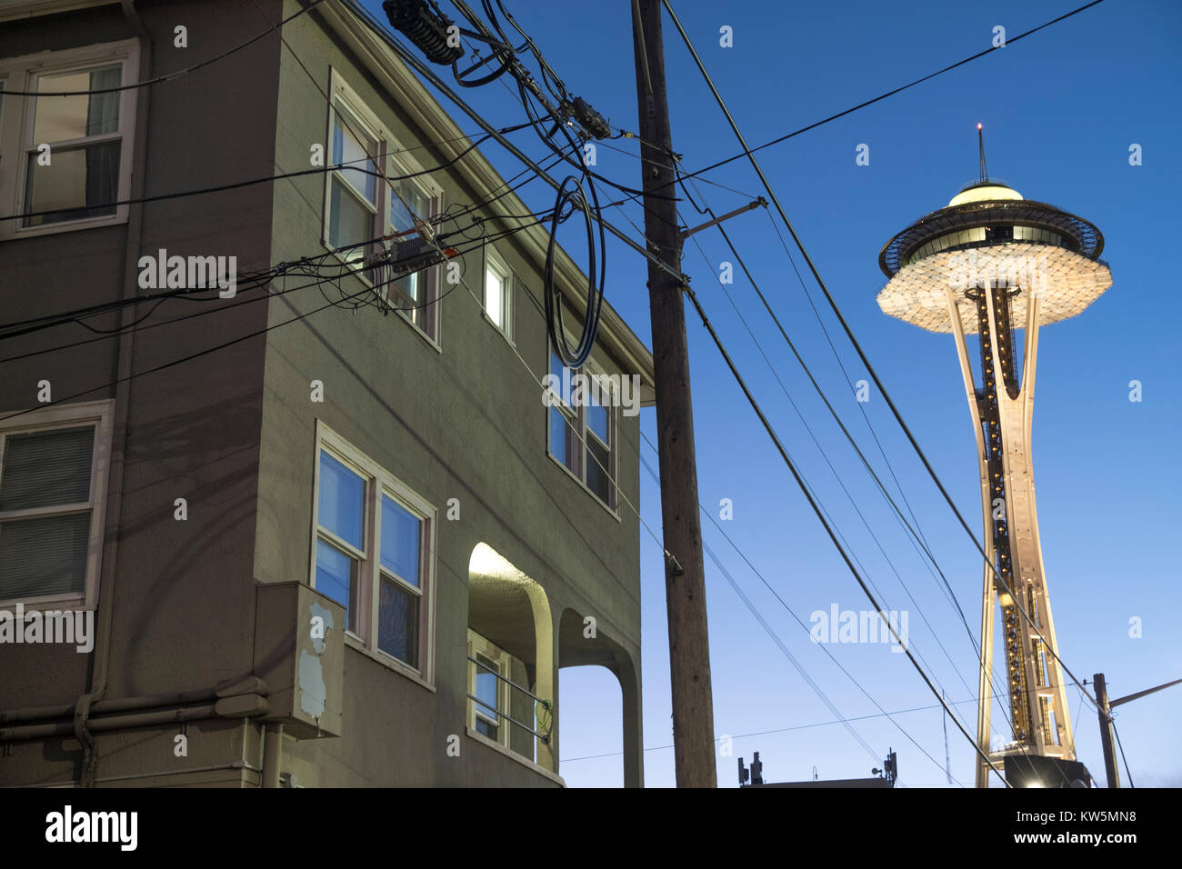 El único edificio que quedó en pie en el lado oriental del Space Needle, Seattle, Washington, EE.UU. Foto de stock