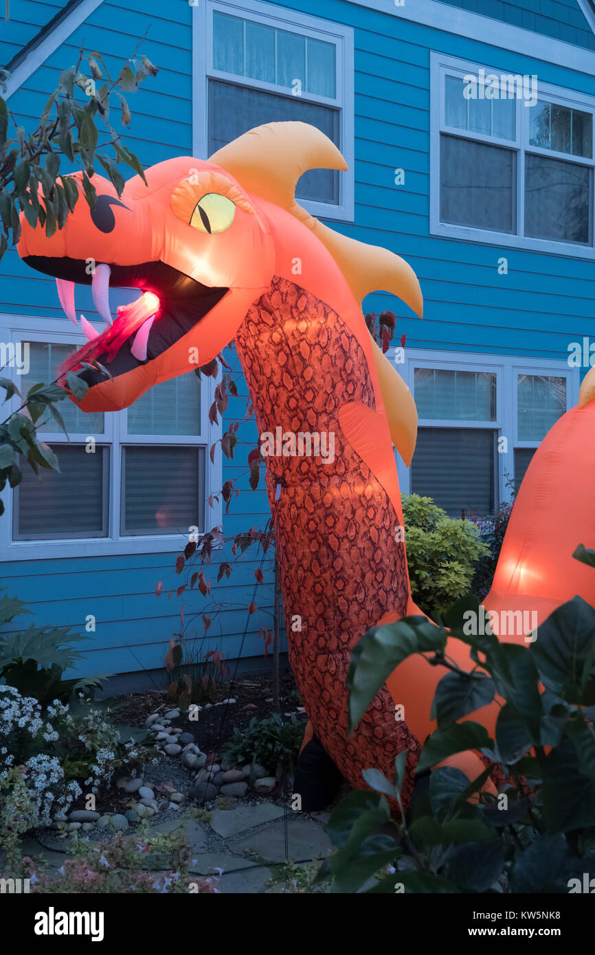 Un dragón de fuego inflable en un patio delantero para Halloween. Foto de stock