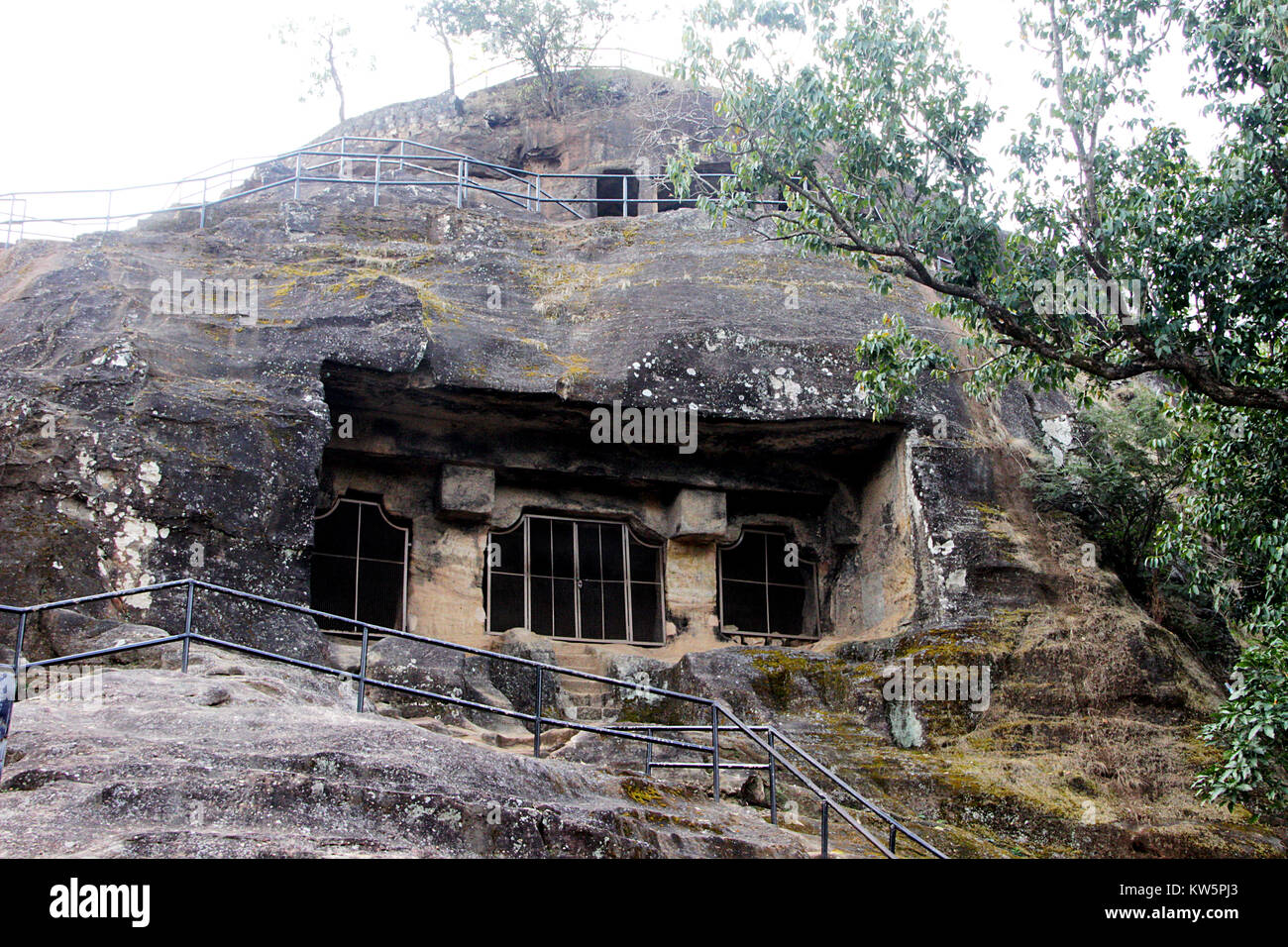 Cuevas Pandav son cinco viviendas excavadas en la roca arenisca en la colina baja en Pachmarhi, Madhya Pradesh, India, Asia Foto de stock