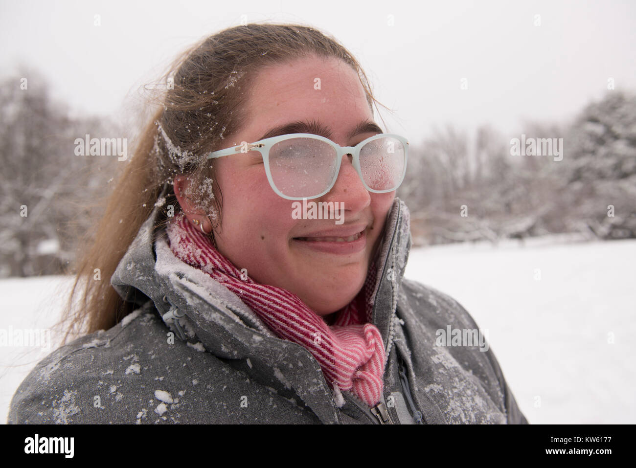 Eliza Doolittle, de 26 años, juega en la nieve el día de Navidad en Phillips, Maine. Foto de stock