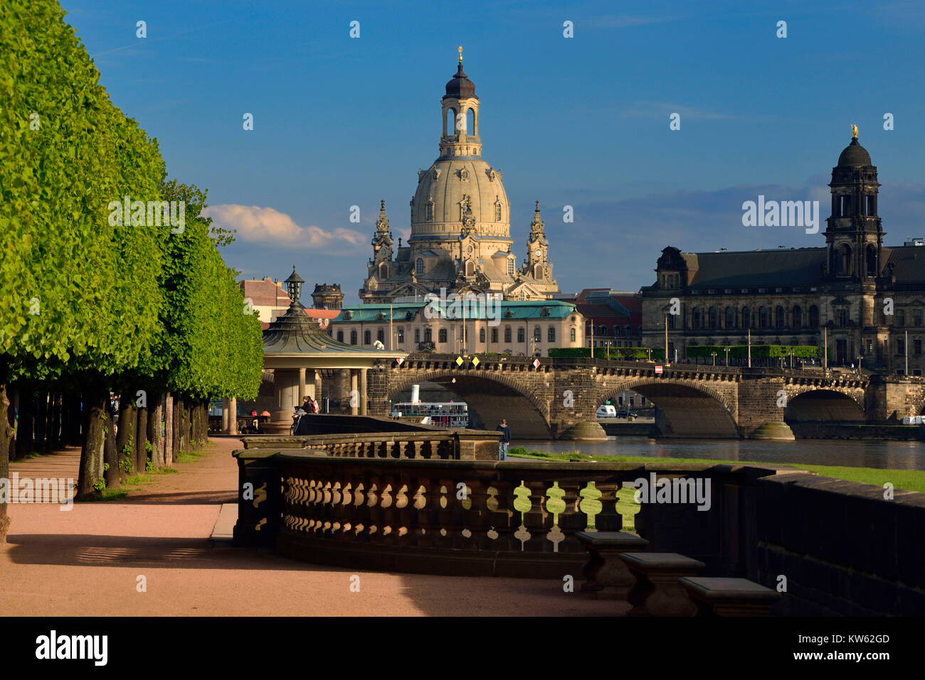 Dresde, la Iglesia de Nuestra Señora de la vista de la nueva ciudad, habitante de la orilla del rey, Frauenkirche in der Ansicht vom Neustaedter Koenigsufer Foto de stock