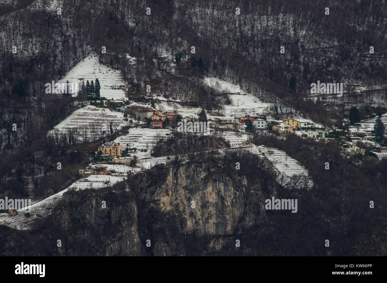 Coloridas casas en la ladera de una montaña nevada Foto de stock