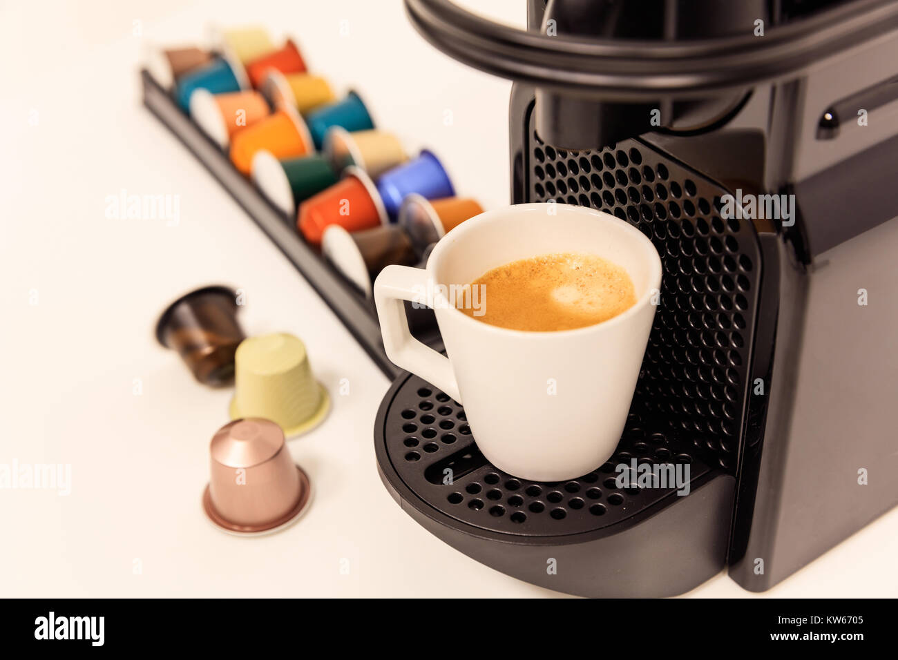 Cafetera inteligente que prepara café recién hecho en una cocina moderna