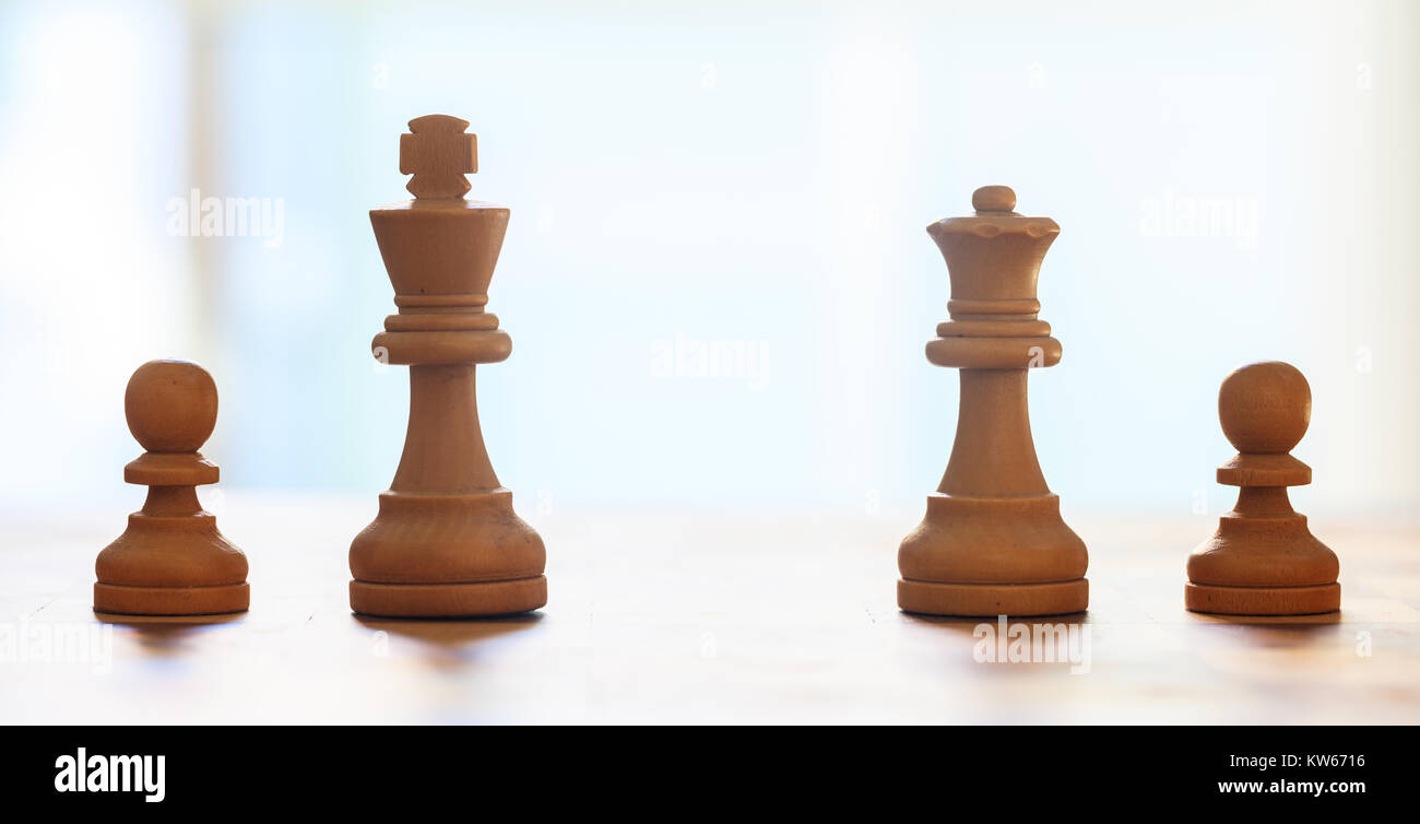 Piezas de ajedrez de color marrón claro. Vista de cerca del rey, reina,  peones con detalles. Fondo desenfocado Fotografía de stock - Alamy