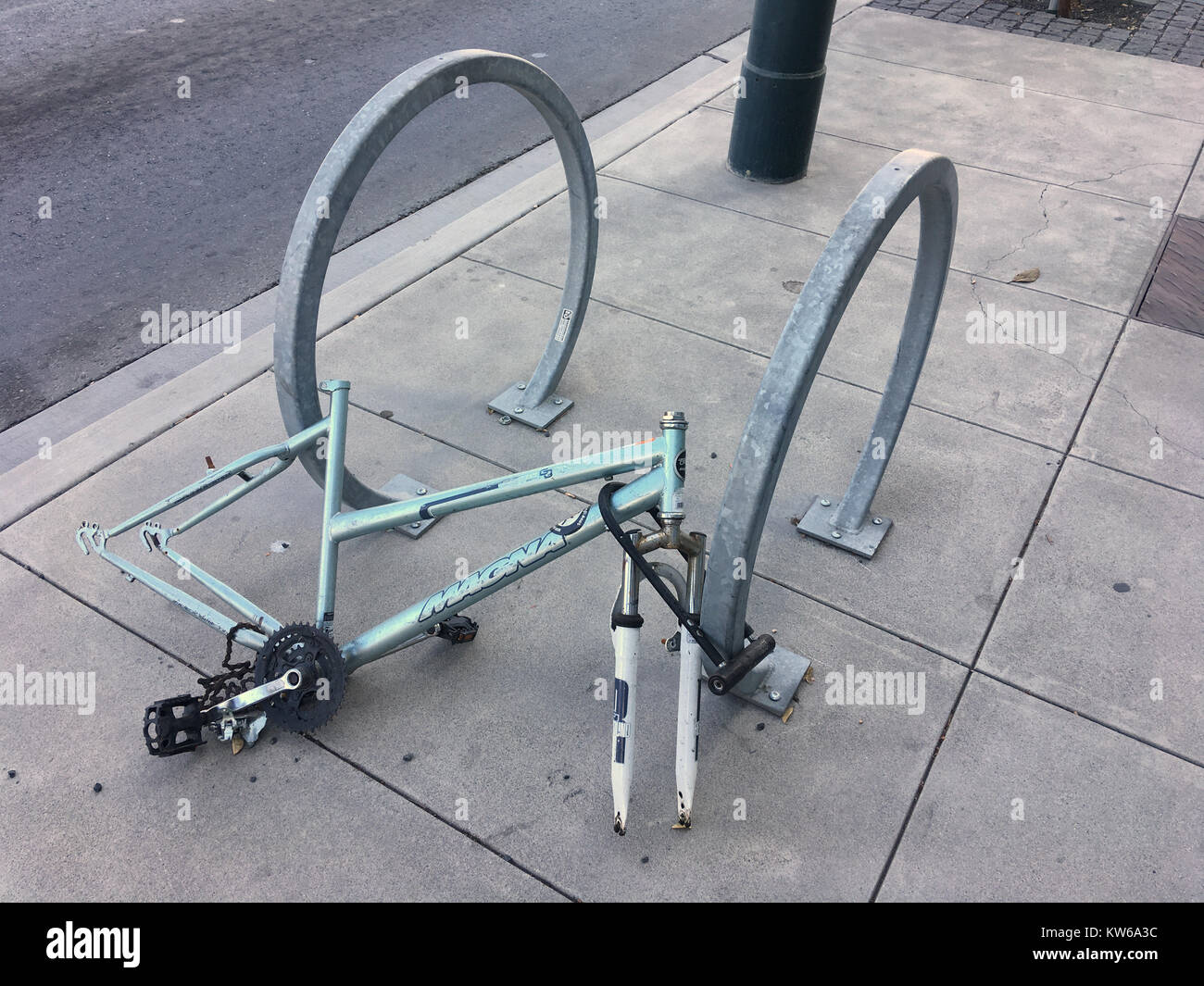Despojado bicicleta bloqueado para soporte de la bici en la calle San Francisco California Foto de stock