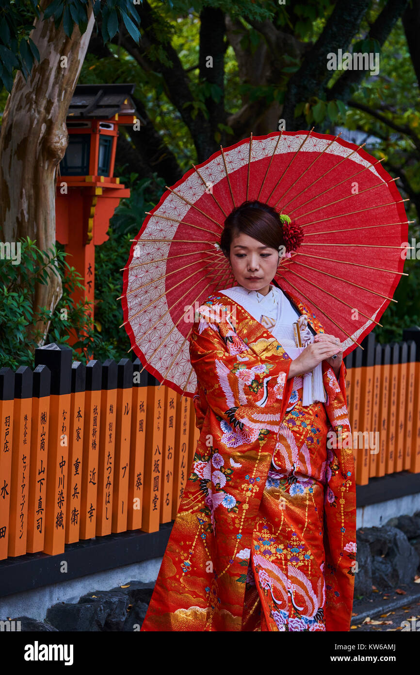 Japón, la isla de Honshu, la región de Kansai, Kyoto, la antigua zona de geisha, Gion, mujeres jóvenes en kimono Foto de stock