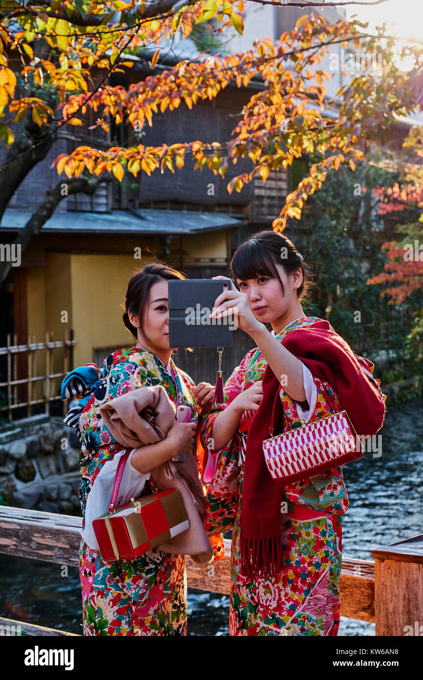 Japón, la isla de Honshu, la región de Kansai, Kyoto, la antigua zona de geisha, Gion, mujeres jóvenes en kimono Foto de stock