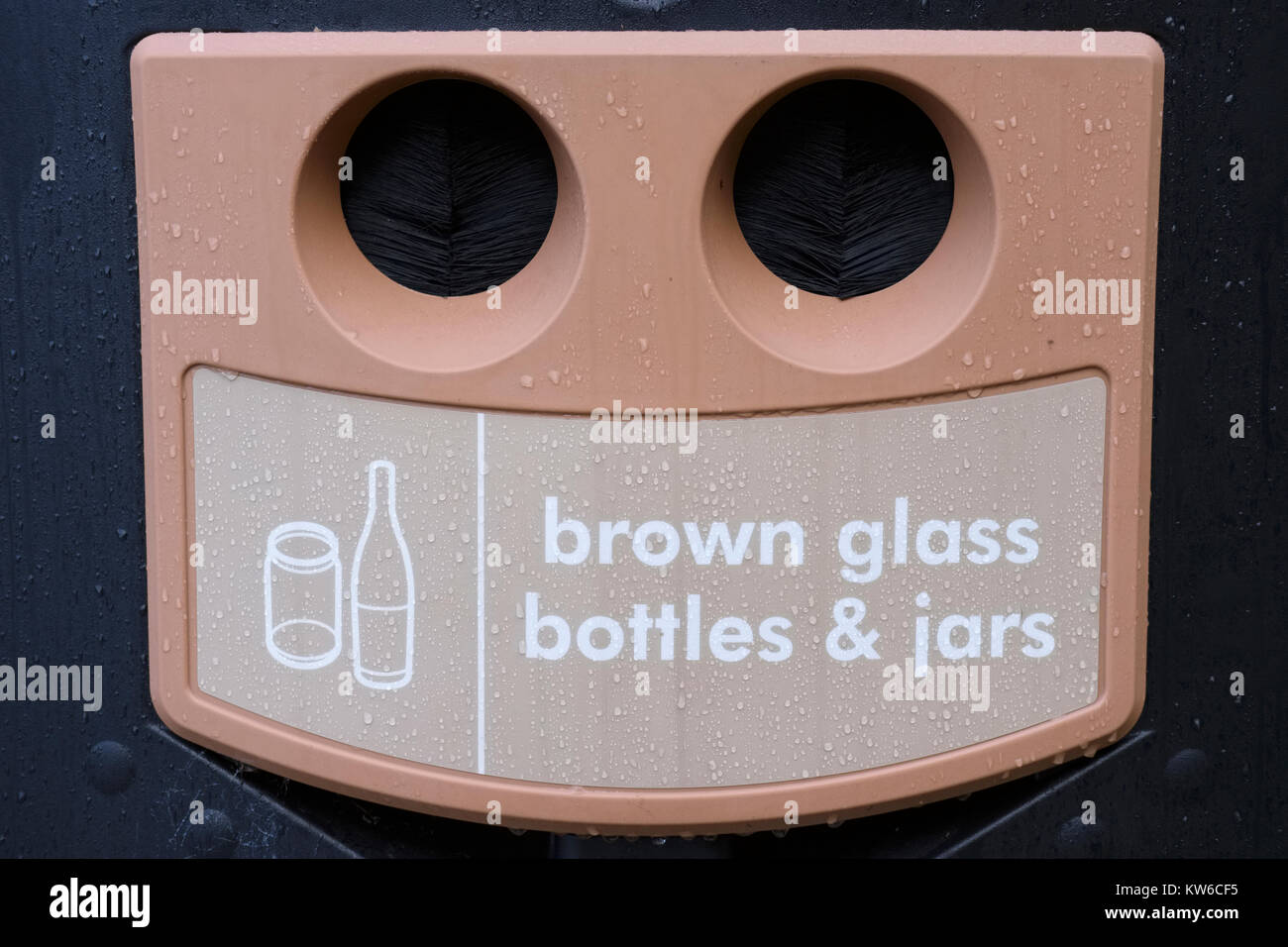 https://c8.alamy.com/compes/kw6cf5/reciclar-el-vidrio-marron-botellas-tarros-banco-tienda-kw6cf5.jpg