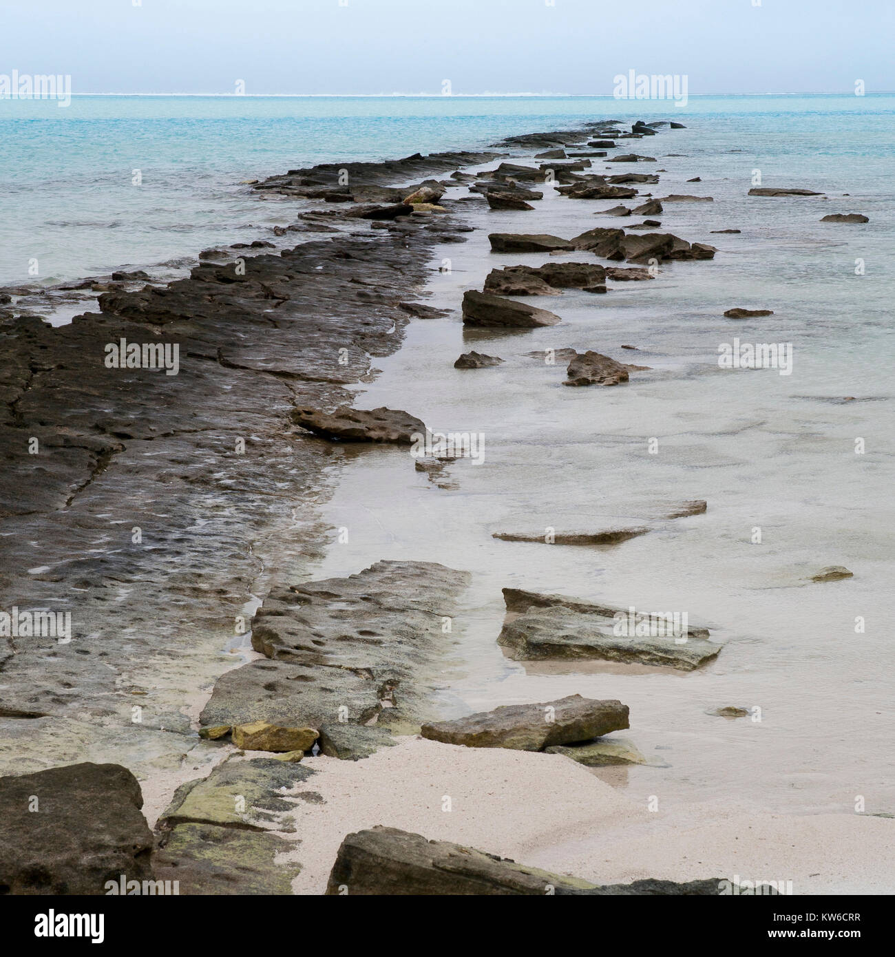 Sol mar y arena astiles del Pacífico Sur, las Islas Cook Rarotonga y un pie isla con dramáticas formaciones rocosas y reflexiones Foto de stock