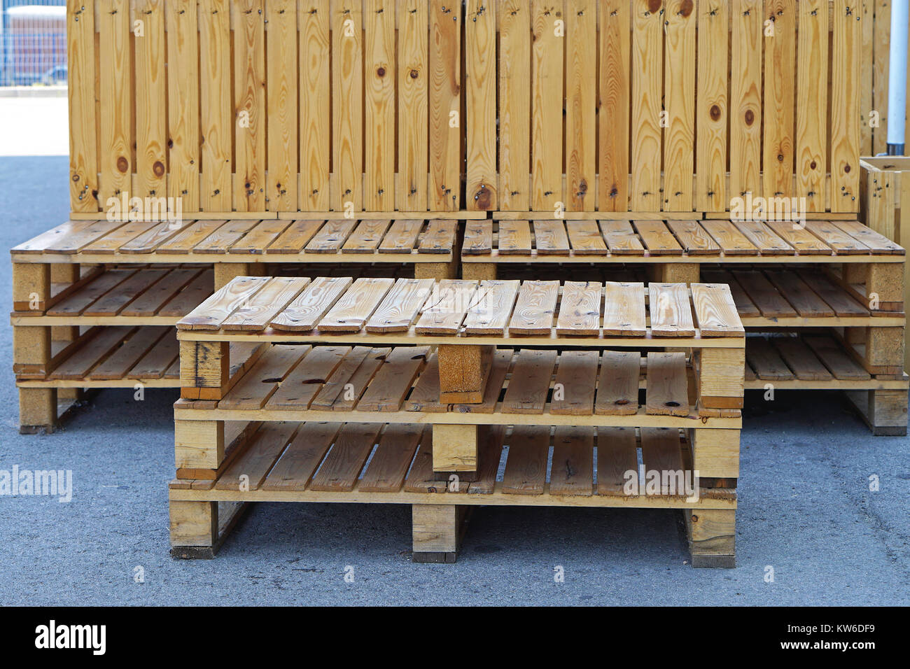 Muebles de Exterior realizados con materiales reciclados palets de carga  Fotografía de stock - Alamy