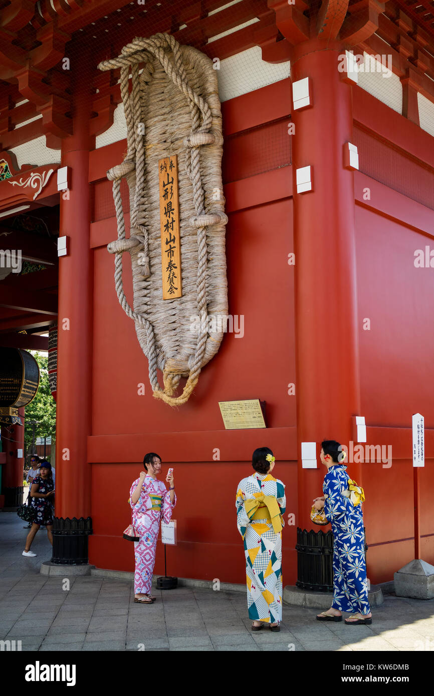Tokio - Japón, 19 de junio de 2017; a los turistas en la era Edo Hozomon entrada de Sensoji, también conocido como el Templo de Asakusa Kannon, Asakusa Foto de stock