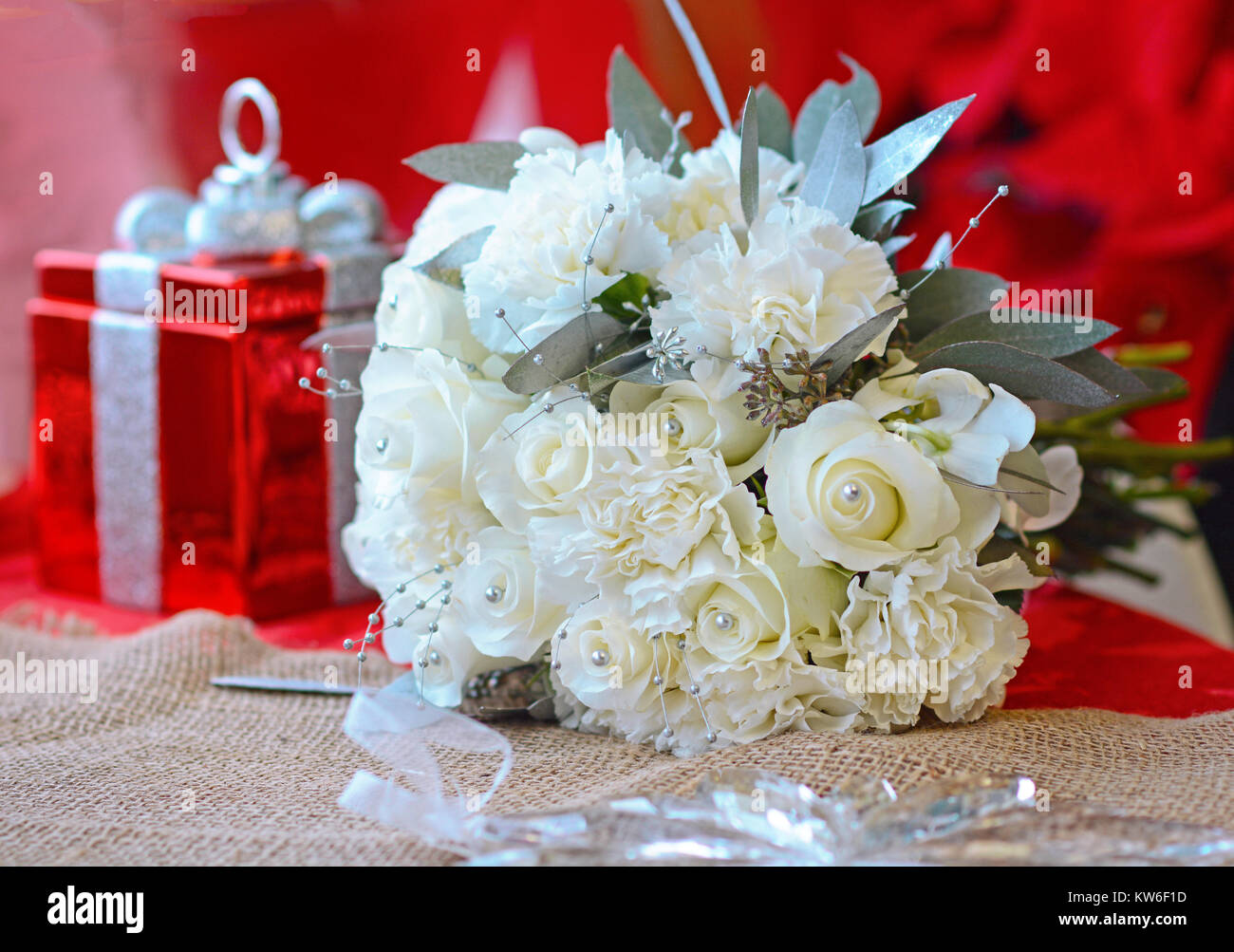 Todos blancos ramo de novia ideal para una boda o unas vacaciones de invierno con rosas, clavel, eucalipto y resaltado con perlas. Foto de stock