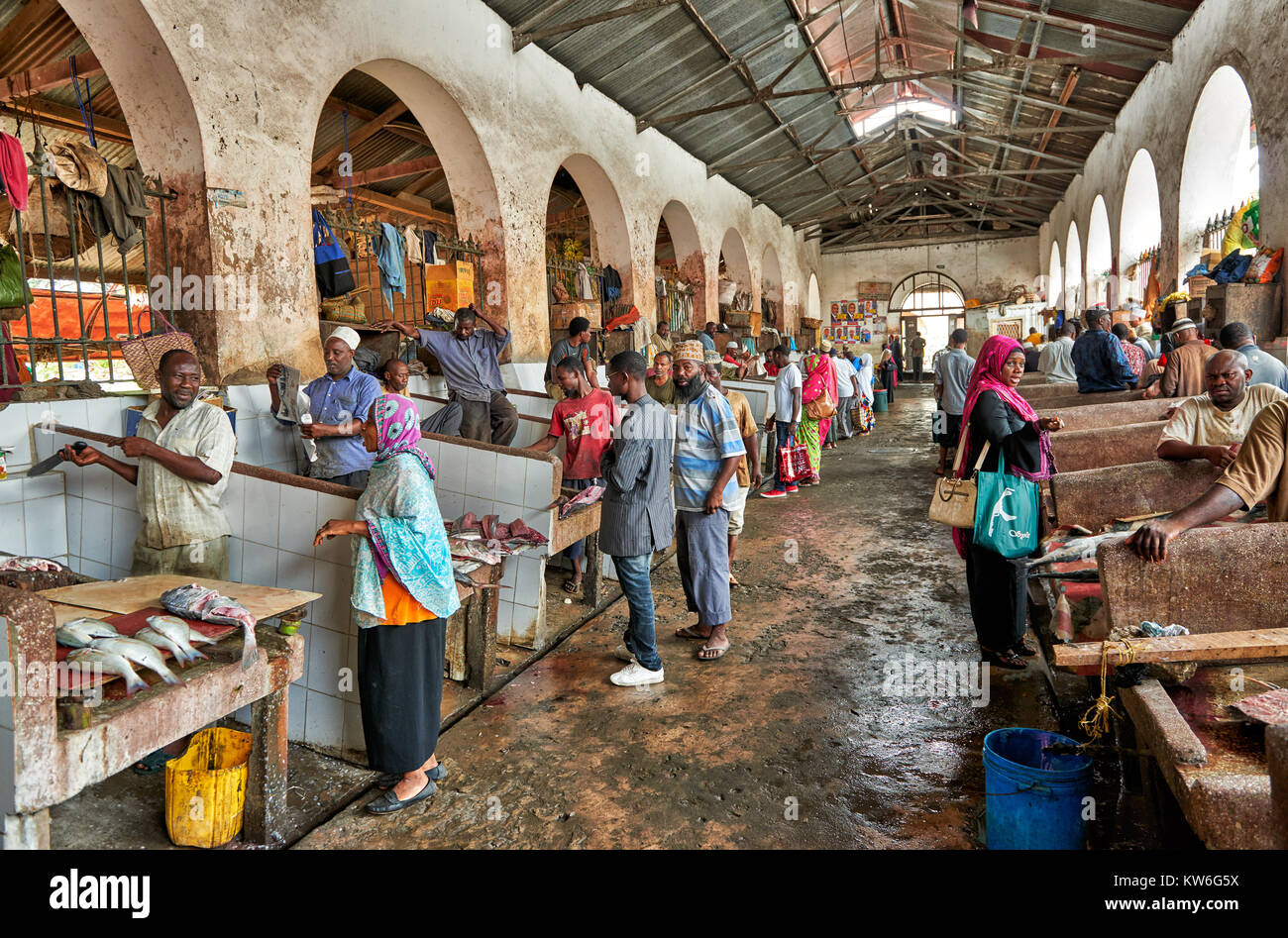 Departamento de pescado en el mercado local de alimentos en Stone Town