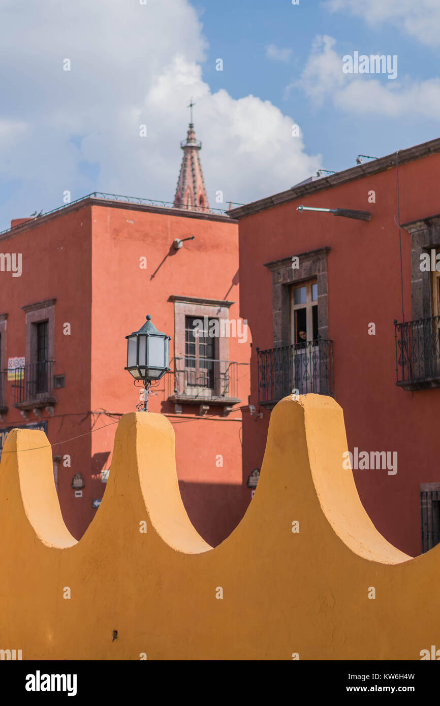 Una Porcion De La Pared Exterior Amarillo De Bellas Artes Que