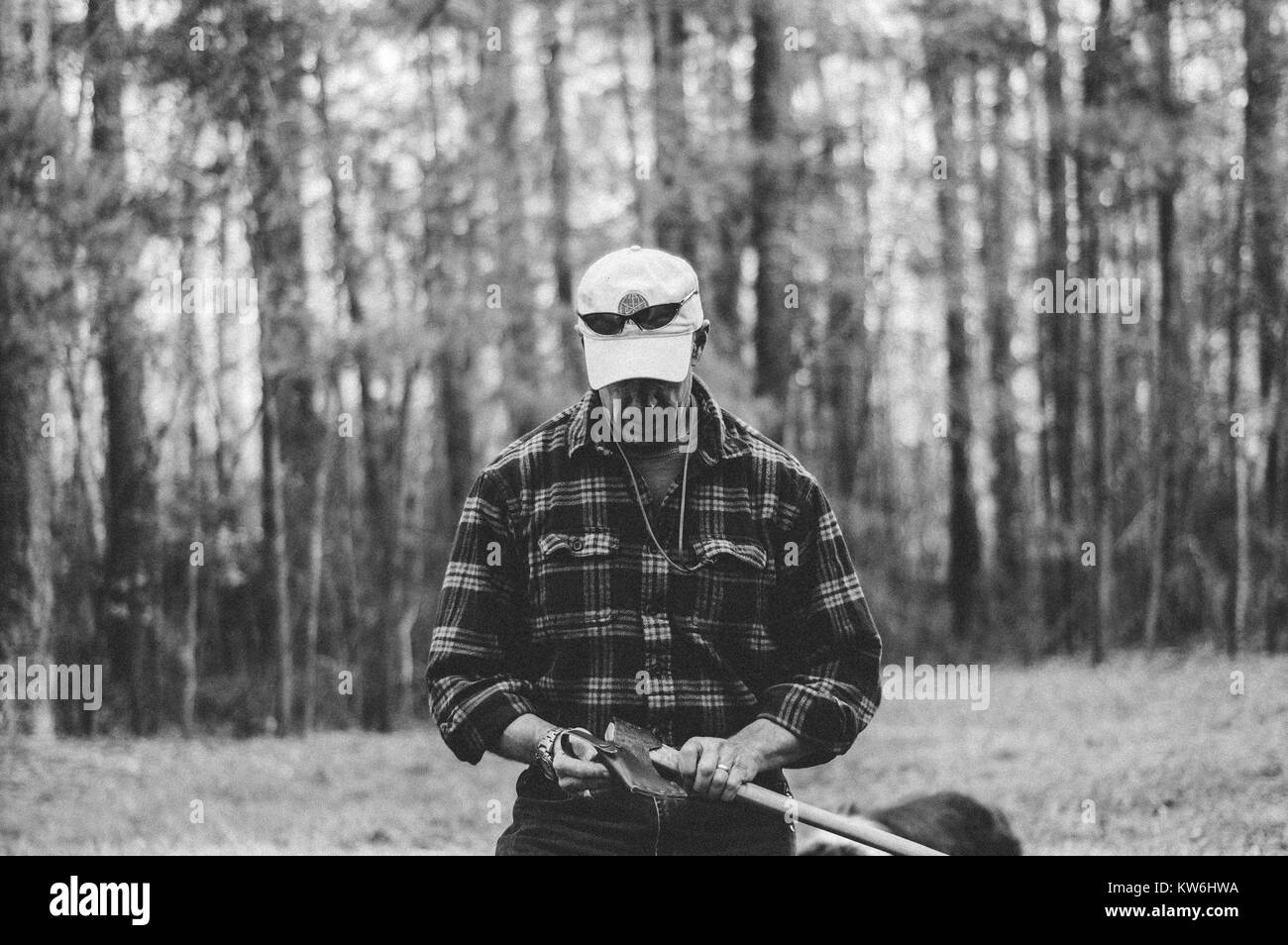 Hombre cortar madera con hacha en Carolina del Norte Foto de stock