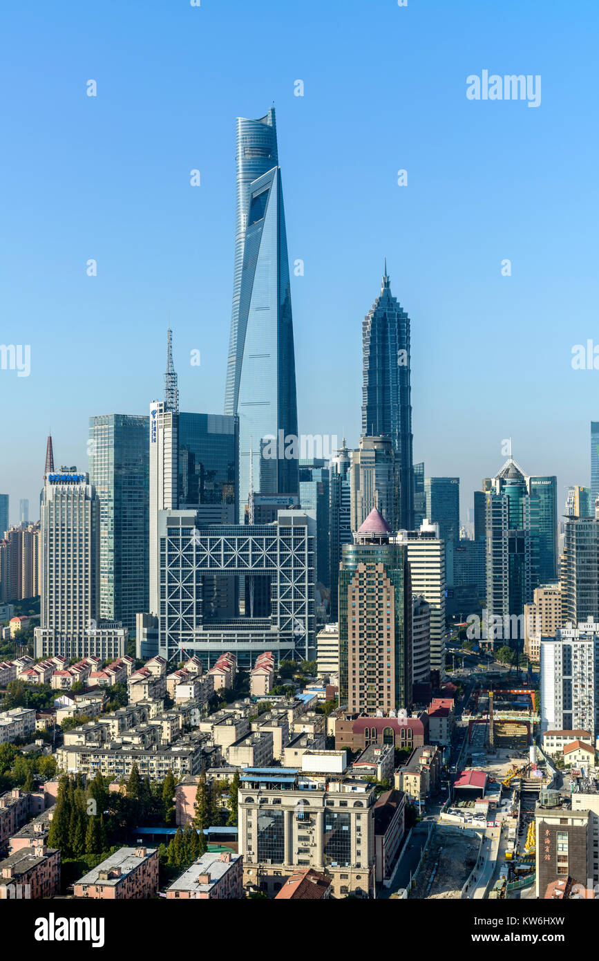 Ciudad de Shanghai - mañana vertical vista de la ciudad de los tres más altos rascacielos, Torre de Shanghai, el Centro Financiero Mundial de Shanghai y la torre Jin Mao. Foto de stock
