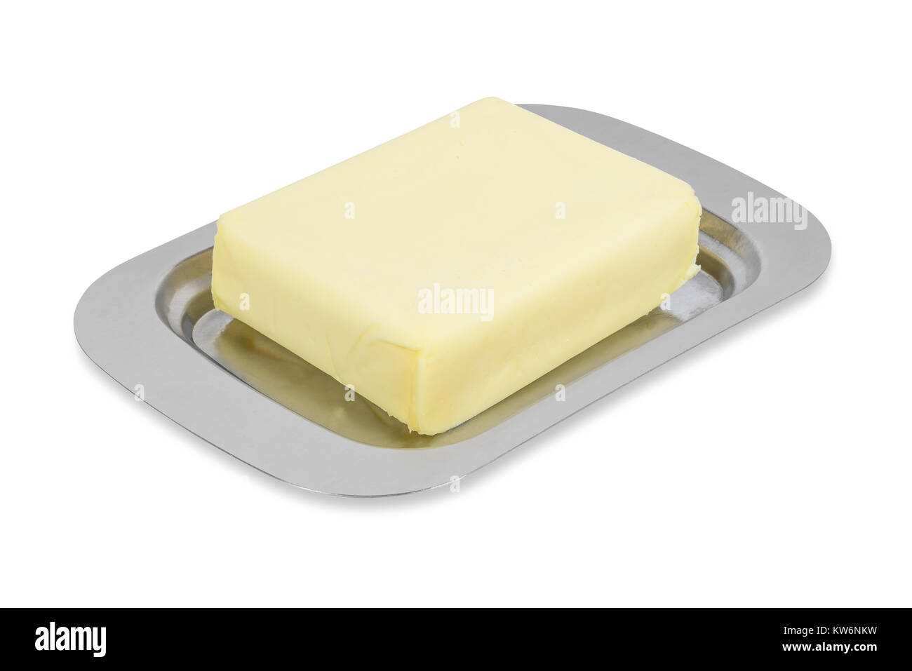 Trozo de mantequilla en caja de metal aislado sobre fondo blanco con trazado de recorte Foto de stock