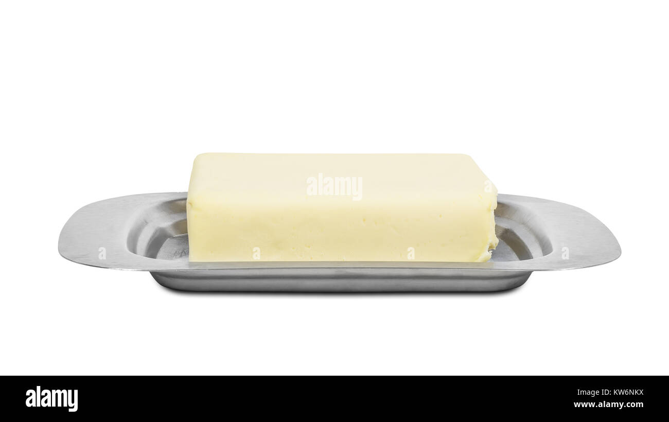 Trozo de mantequilla en caja de metal aislado sobre fondo blanco con trazado de recorte Foto de stock