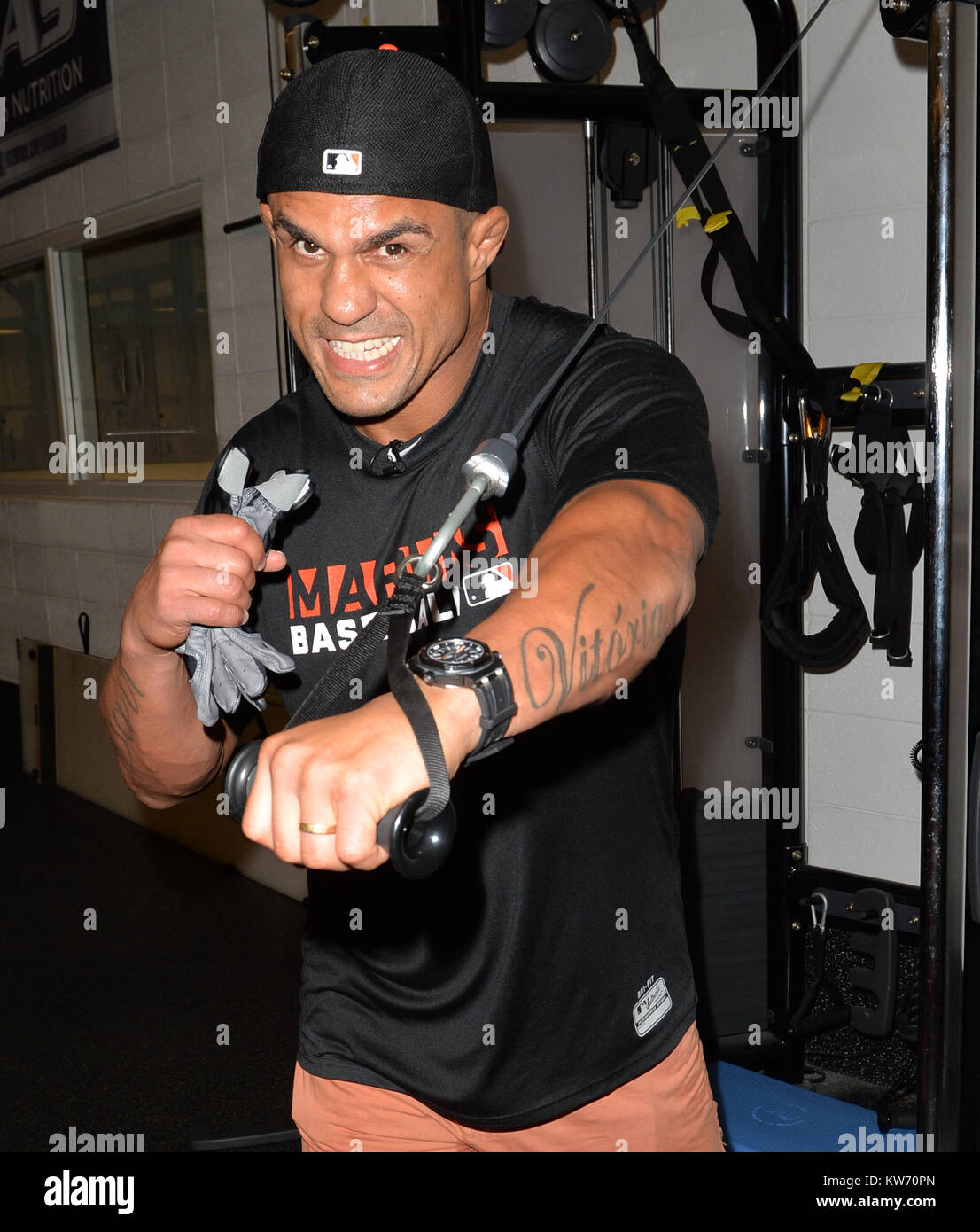 MIAMI, FL - 19 de agosto: (Cobertura Exclusiva) luchador de UFC Vitor  Belfort paga una visita a sus amigos Marlin de Miami y agarra un recorte  rápido en Headzup con los Marlins
