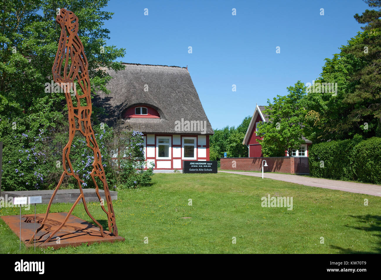 Galería de fotos de "vieja escuela", exposiciones de arte, la casa con techo de paja en Ahrenshoop Fishland, Mecklemburgo-Pomerania Occidental, Mar Báltico, Alemania, Europa Foto de stock